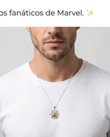 Collar de acero con cadena de eslabones finos y dije circular con diseño de telaraña y una araña dorada en el centro, inspirado en Spiderman.