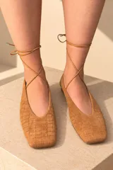 Chatitas de cuero vacuno con acabado de pelo, color tostado con estampado animal print tipo cervatillo, punta cuadrada y diseño plano.