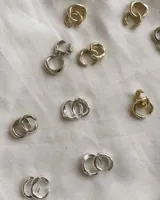 Earcuff de plata 925 con forma de doble aro irregular.