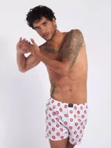 Bóxer Kevingston de algodón blanco con estampado integral de labios rojos. Cuenta con cintura elastizada y etiqueta de la marca en el frente.