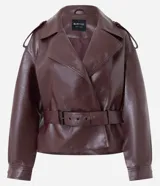 Campera estilo trench coat confeccionada en poliuretano color bordó, con solapas amplias, hombreras decorativas y cinturón ajustable con hebilla en la cintura.