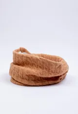 Cuello color camel de tejido de punto con diseño trenzado en el exterior y piel sintética blanca en el interior.