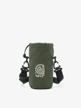 Bolso cilíndrico de diseño compacto en color verde militar, con cierre superior mediante cordón ajustable. Presenta un gráfico bordado en el frente y cuenta con una correa de hombro regulable y desmontable mediante ganchos metálicos.