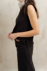 Chaleco tejido en lana merino, de cuello redondo y corte recto, con terminaciones acanaladas en cuello, sisas y ruedo.