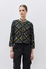 Saco corto negro con estampado geométrico de lentejuelas multicolor, cuello redondo y cierre frontal.