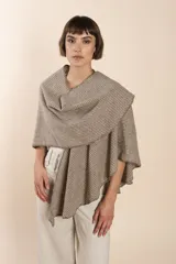 Ruana corta de lana color marrón con terminación de crochet hecho a mano. Prenda cómoda, versátil y fácil de combinar.