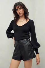 Short negro de cuero sintético con cintura con tachas metálicas.