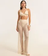 Top cropped de poliéster color beige con lentejuelas, escote en V y tirantes finos ajustables.