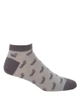 Calcetín corto de fibra de bambú en color gris claro, con estampado repetitivo de patos en color gris oscuro. Presenta puntera y talón reforzados en tono gris oscuro.