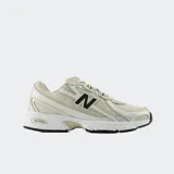 Championes urbanos New Balance modelo 740, color beige con detalles en blanco y negro. Presentan una parte superior de malla transpirable con superposiciones sintéticas, entresuela con tecnología ABZORB para amortiguación y suela de goma resistente.