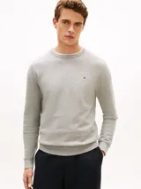 Sweater gris de punto texturizado, de cuello redondo, con detalles de ribetes en punto canalé en puños, cuello y bajo. Presenta un pequeño logo bordado en el pecho.