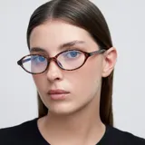 Lentes blueblocker con montura ovalada color carey y lentes transparentes CR39. Protegen de la luz azul y los rayos UV400. Fabricados con material bio-based G850.