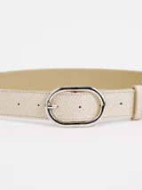 Cinto de cuero color beige con textura trenzada y hebilla metálica plateada de forma ovalada.