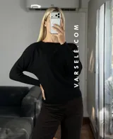 Sweater de punto con cuello redondo y mangas largas, con diseño de textura acanalada en los laterales y mangas. Presenta un corte holgado y cómodo.