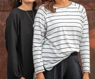 Remerón de corte oversize confeccionado en viscosa con spandex. Presenta diseño de rayas horizontales, cuello redondo, mangas largas tipo raglán, espalda más larga y tajos laterales con bajos redondeados.