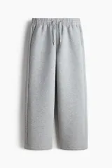 Pantalón tipo jogger de corte relajado con efecto neopreno, cintura elástica con cordón ajustable, bolsillos laterales al bies y bolsillo trasero de parche.