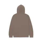 Buzo con capucha y bolsillo frontal tipo canguro, confeccionado en tejido French Terry color tostado. Presenta un diseño de corte relajado con puños y ruedo acanalados, y un pequeño bordado en el pecho.