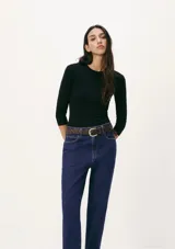 Camiseta de manga larga ajustada al cuerpo, color blanco, con cuello redondo.