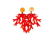 Caravanas colgantes con diseño inspirado en coral, elaboradas en resina de color rojo con pieza superior circular en tono tostado.