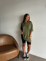 Remerón negro de manga corta, corte holgado y tejido de punto acanalado.