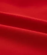 Short de sastrería rojo con cintura alta, elásticos laterales y dos botones frontales.