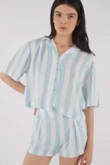 Camisa de manga corta de viscosa con estampado sutil y cuello camisero.