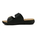 Sandalias negras con plataforma, dos tiras anchas con hebillas doradas ajustables y plantilla texturizada color beige.