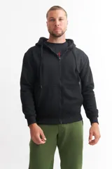 Campera con cierre frontal, capucha con cordones y bolsillo canguro, color negro.