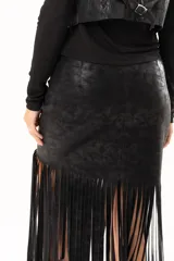 Pollera midi de cuerina negra con diseño ajustado en la parte superior y terminación en flecos largos que aportan movimiento.