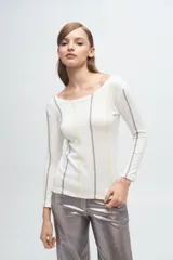 Remera de manga larga en color gris melange, con cuello redondo y costuras decorativas verticales en contraste de color verde lima y blanco.