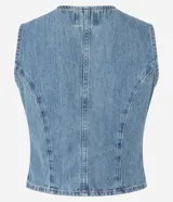 Chaleco de jean azul con cuello redondo y cierre frontal de botones metalizados con relieve. Presenta recortes verticales que definen la silueta y un bajo acabado en pico. Confeccionado en tejido de algodón denim.