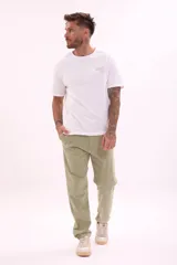 Remera blanca de manga corta con cuello redondo y un pequeño estampado minimalista en el pecho.