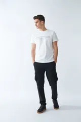 Pantalón cargo de hombre color verde militar, corte regular, con dos bolsillos laterales y logo bordado.