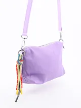 Bandolera pequeña de color negro con cierre superior metálico y detalle de borla decorativa compuesta por cordones de colores en uno de sus laterales.