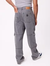 Jean cargo de corte wide leg en color gris lavado. Presenta bolsillos laterales con solapa, costuras reforzadas y diseño holgado.