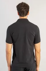 Camisa polo de manga corta en color negro, confeccionada en algodón Pima de alta calidad. Presenta cuello clásico, cierre frontal con dos botones y un ajuste regular que ofrece comodidad y un acabado refinado.