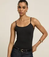 Musculosa básica negra de poliamida con breteles finos y escote redondo.