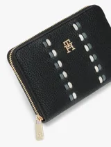 Billetera de mujer Tommy Hilfiger con acabado granulado, cierre de cremallera perimetral y logo TH metálico en el frente. Presenta un diseño con detalle de cinta distintiva tonal y tirador metálico con monograma.