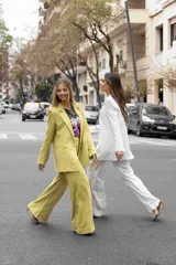 Blazer blanco de lino sastrero, con cuello, solapa y mangas clásicas, hombreras y bolsillos ojal en el delantero. Cruce doble con botones a tono, tajos en los puños y abertura en la espalda.