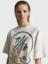 Remera blanca de algodón con cuello redondo y logo de la marca estampado en el frente con efecto acuarela multicolor.