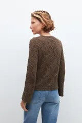 Sweater verde oliva con calado geométrico, de mangas largas y cuello redondo.
