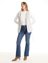 Chaleco faux fur color gris, con broches ocultos en la parte delantera y lazo de ecocuero en la cintura.