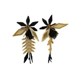Aros colgantes hechos a mano con mostacillas negras, doradas y beige, con forma de flor y hojas colgantes.