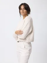 Sweater de tejido de punto con mezcla de alpaca, de corte cropped y calce relajado. Presenta escote redondo, mangas largas y terminaciones acanaladas en puños y cintura.