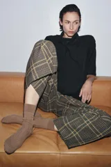 Calcetines altos de tejido rib confeccionados en hilatura con lana, en color marrón.