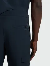 Pantalón cargo de corte ajustado en color azul marino, con bolsillos laterales y diseño técnico.