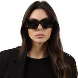 Lentes de sol con armazón de acetato en tono carey y cristales degradados. Presentan un diseño rectangular de estilo moderno y cuentan con protección UV400.