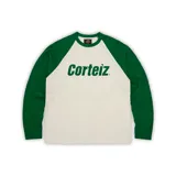 Camiseta de manga larga Corteiz, estilo raglán, con cuerpo color crema y mangas verdes. Estampado frontal con el logo "Corteiz" en verde.