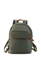 Mochila negra de tela impermeable con detalles en cuero sintético color marrón. Tiene un bolsillo grande frontal con broche, asas ajustables y faja para carry on.