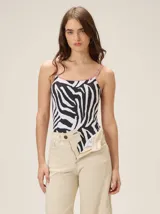 Malla enteriza con estampado animal print de cebra, escote cuadrado y breteles finos con detalle de rayas rojas y blancas. Cuenta con copas blandas y espalda redondeada.